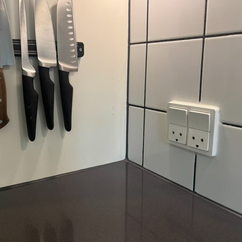 Fuge langs bordpladen, hvor den møder væggen
