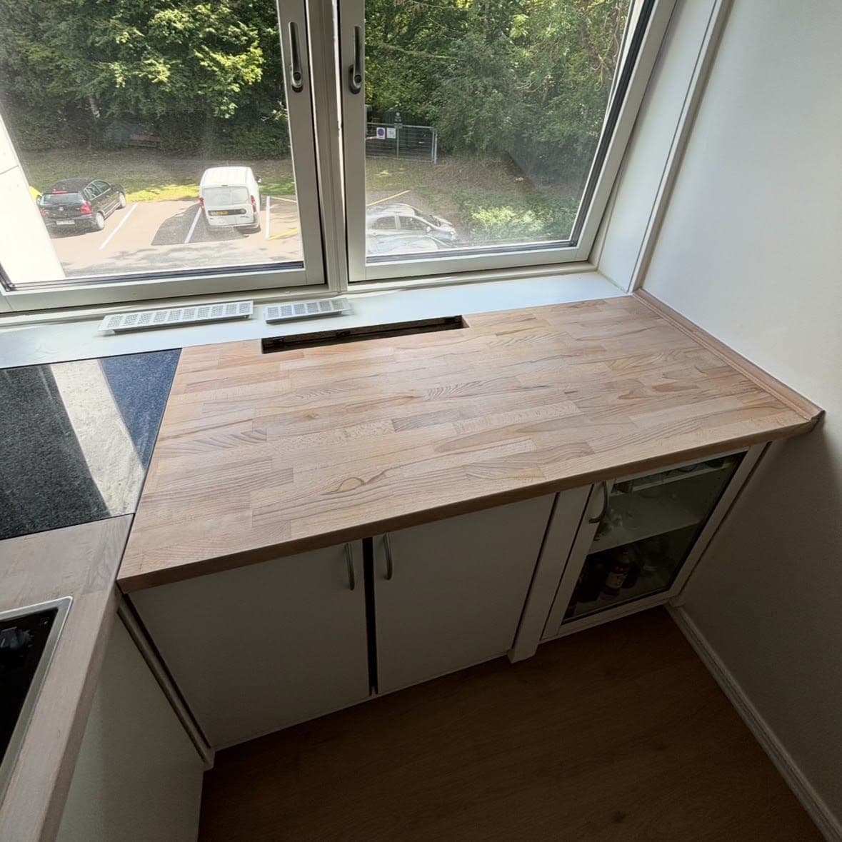 Bordplade tilpasset, monteret og overfladebehandlet