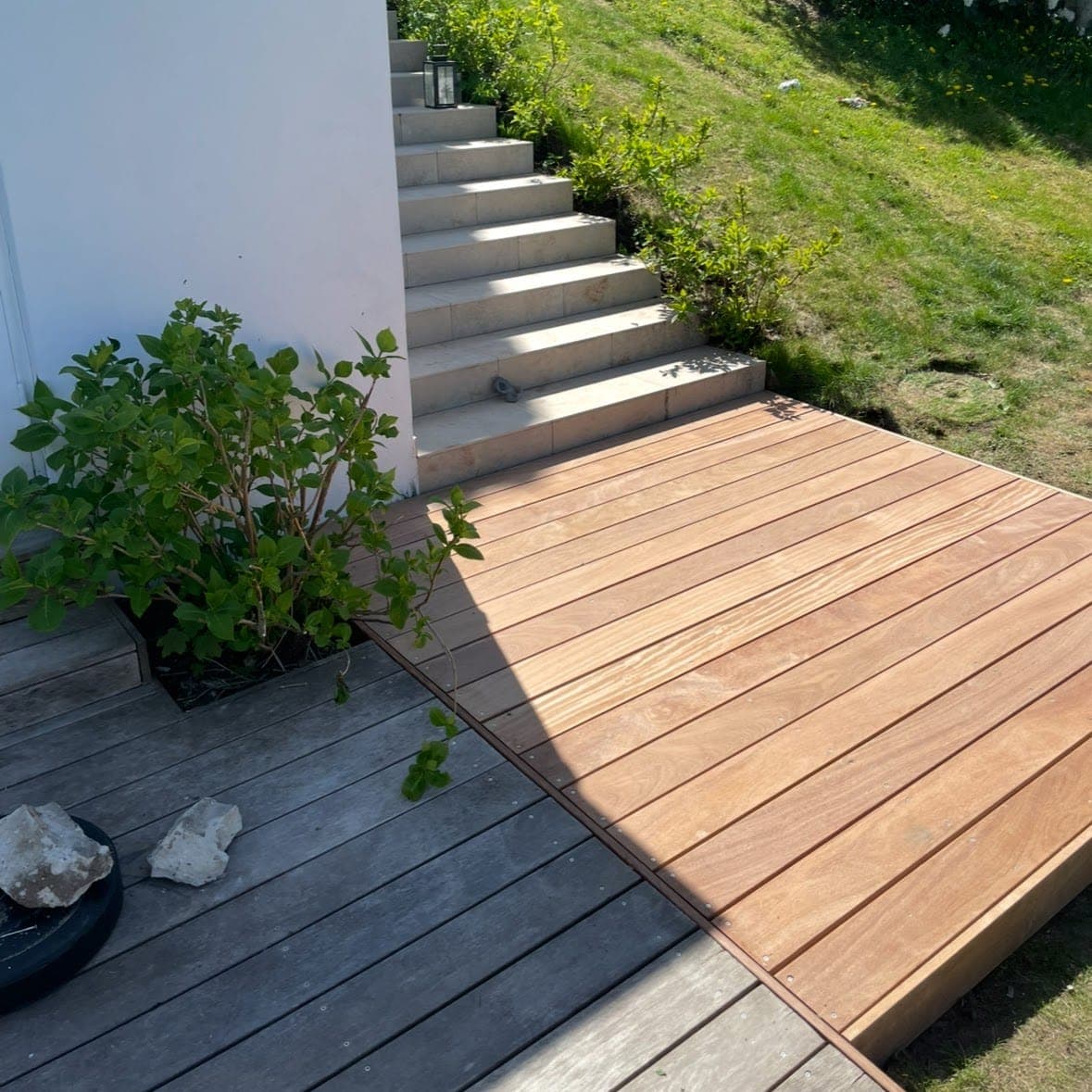 Terrasse udvidet med brædder i eksotisk træ
